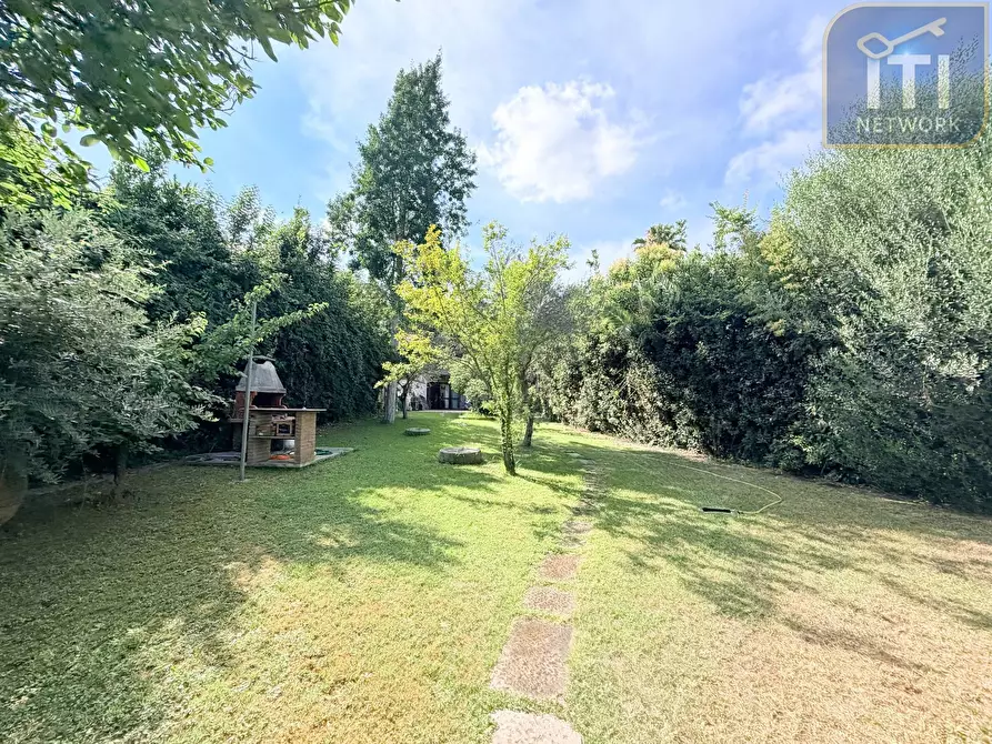 Immagine 34 di Villa in vendita  in Via Protagora a Roma