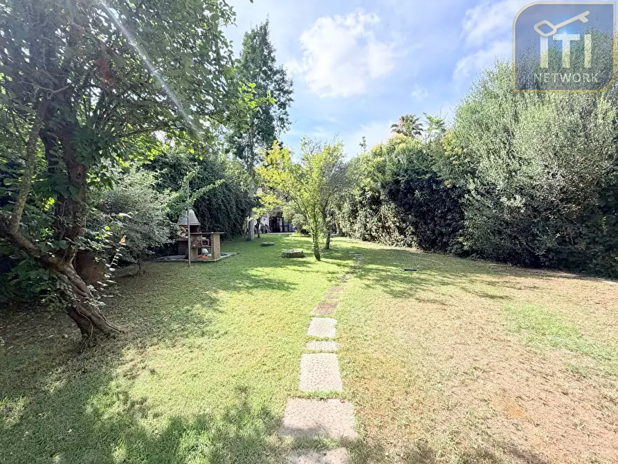 Immagine 35 di Villa in vendita  in Via Protagora a Roma
