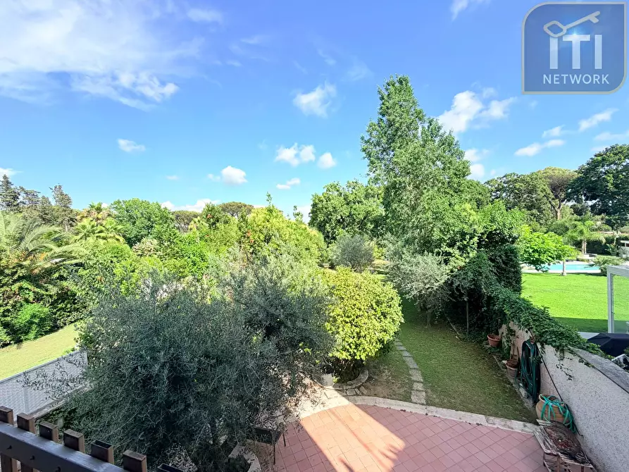 Immagine 43 di Villa in vendita  in Via Protagora a Roma