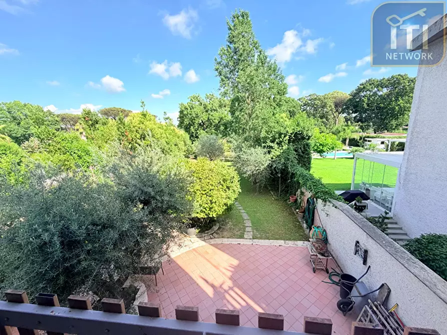 Immagine 44 di Villa in vendita  in Via Protagora a Roma