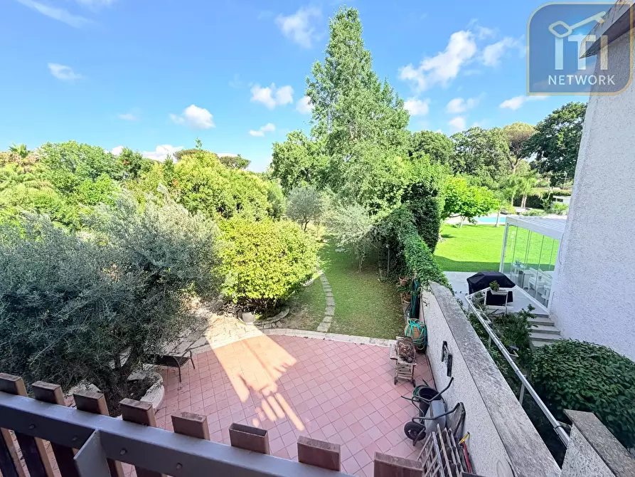 Immagine 45 di Villa in vendita  in Via Protagora a Roma