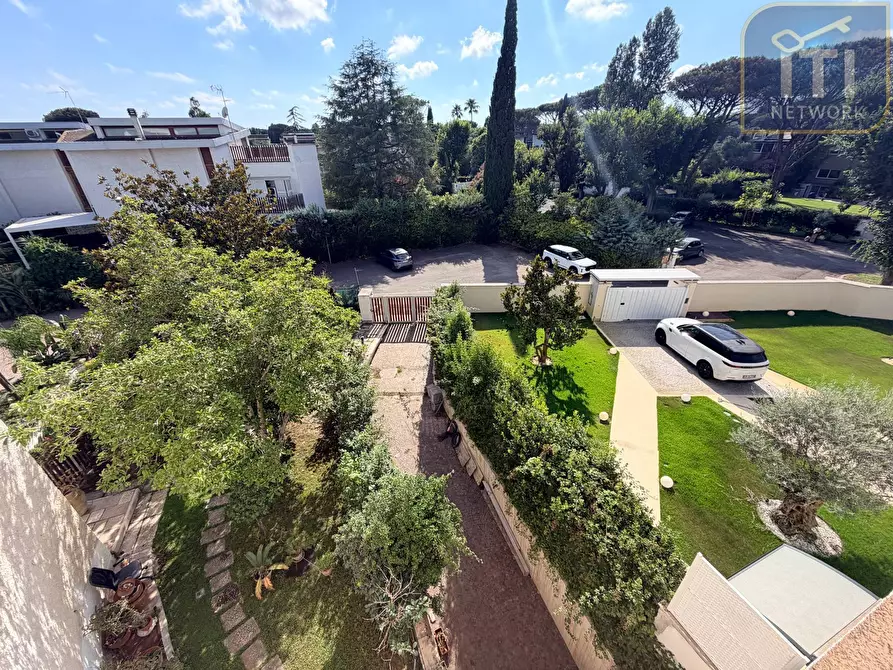 Immagine 55 di Villa in vendita  in Via Protagora a Roma