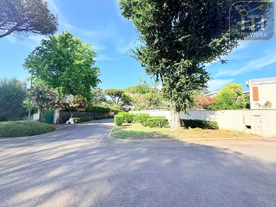 Immagine 61 di Villa in vendita  in Via Protagora a Roma