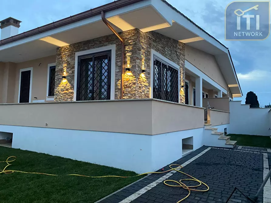Immagine 1 di Appartamento in vendita  in Mar Tirreno a Pomezia