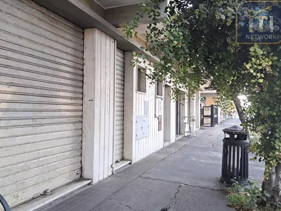 Immagine 2 di Negozio in affitto  in Via Mar Rosso a Roma