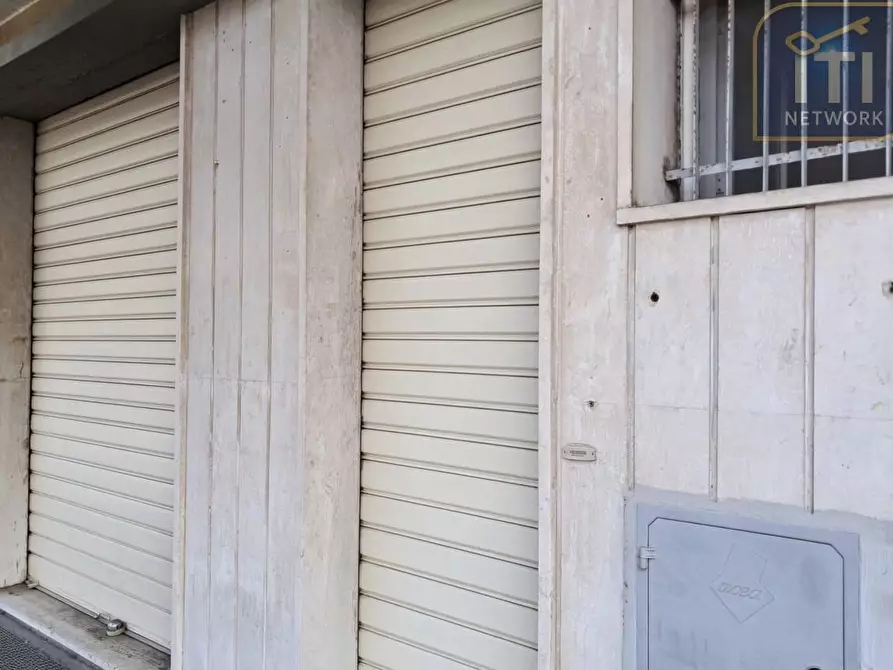 Immagine 3 di Negozio in affitto  in Via Mar Rosso a Roma