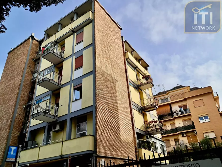 Immagine 1 di Appartamento in vendita  in Via delle Fiamme Gialle 33 a Roma