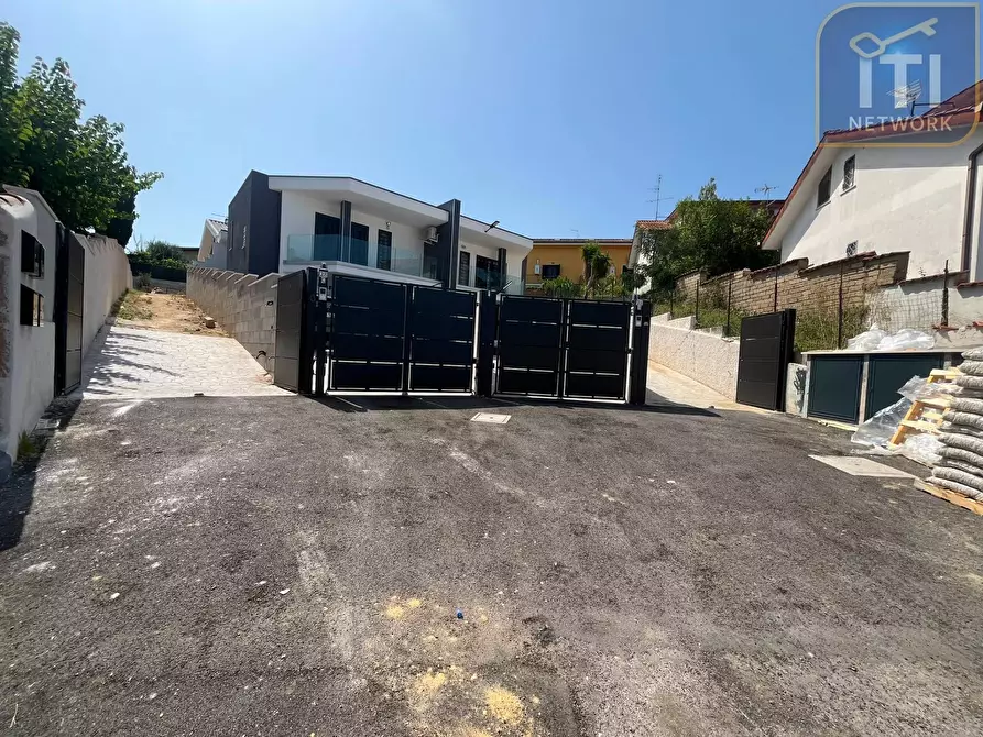 Immagine 1 di Casa semindipendente in vendita  in VIA BURANO a Ardea