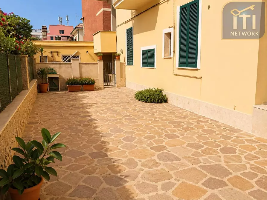 Immagine 5 di Appartamento in vendita  in Lungomare Duca Degli Abruzzi a Roma