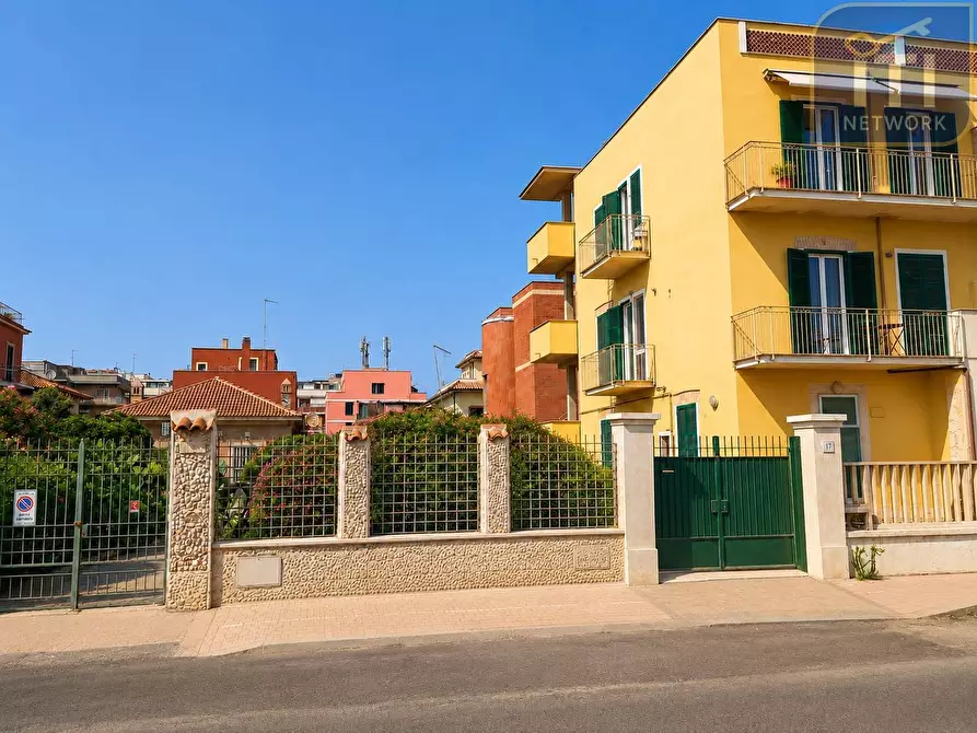 Immagine 1 di Appartamento in vendita  in Lungomare Duca Degli Abruzzi a Roma