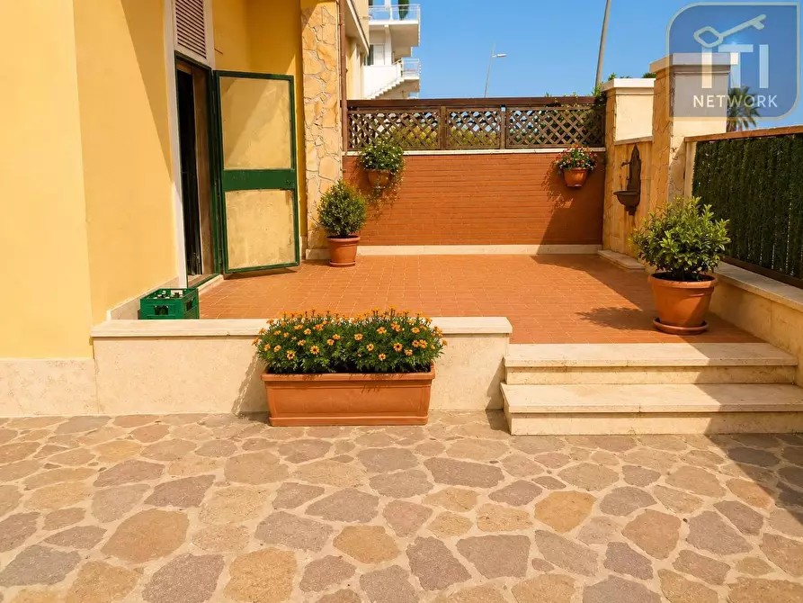 Immagine 3 di Appartamento in vendita  in Lungomare Duca Degli Abruzzi a Roma