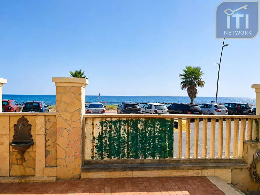 Immagine 2 di Appartamento in vendita  in Lungomare Duca Degli Abruzzi a Roma