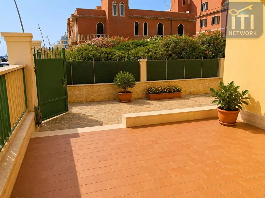Immagine 4 di Appartamento in vendita  in Lungomare Duca Degli Abruzzi a Roma