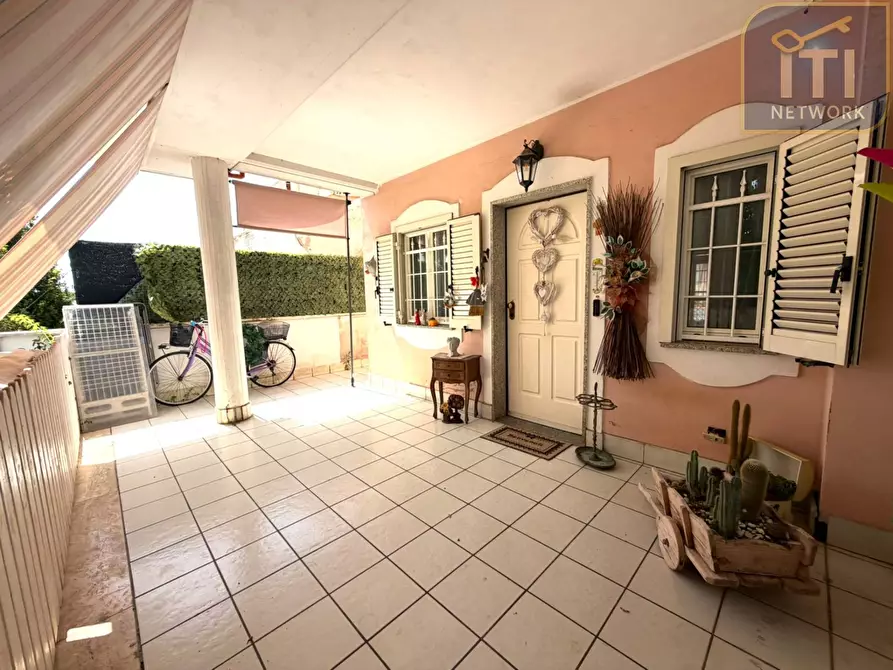 Immagine 1 di Villa in vendita  in Via Adda a Ardea