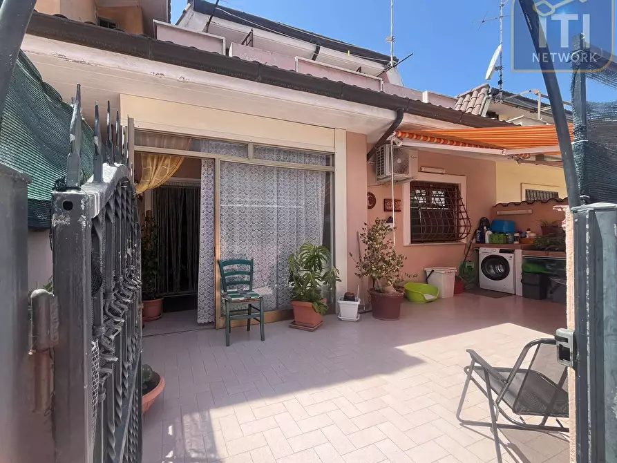 Immagine 1 di Casa semindipendente in vendita  in via degli argonauti a Pomezia
