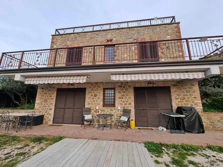 Immagine 1 di Villa in vendita  a Torgiano