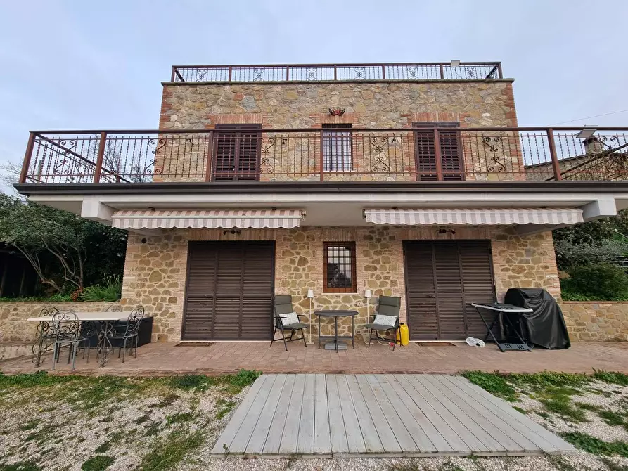 Immagine 2 di Villa in vendita  a Torgiano