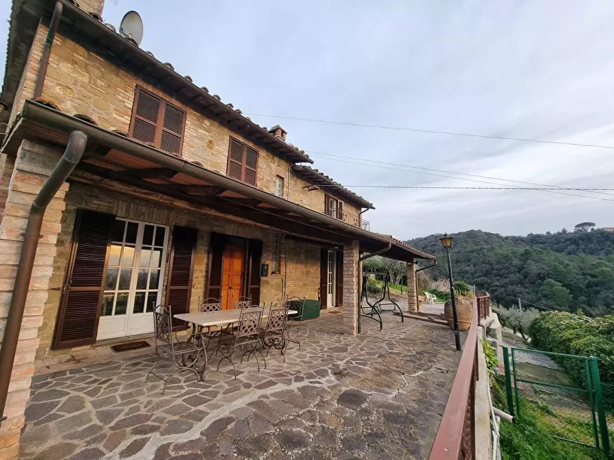 Immagine 3 di Villa in vendita  a Torgiano