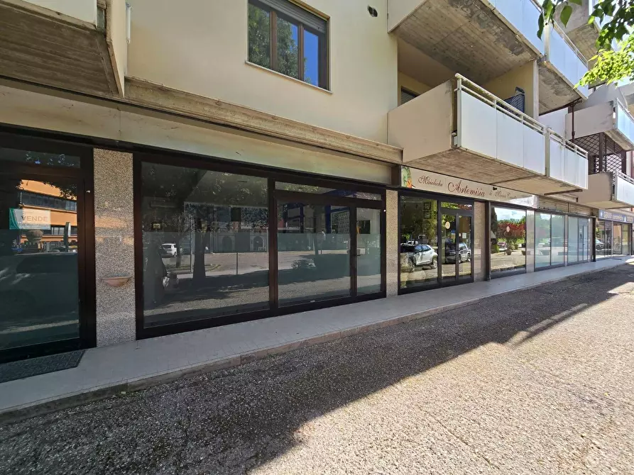 Immagine 10 di Locale commerciale in vendita  a Deruta