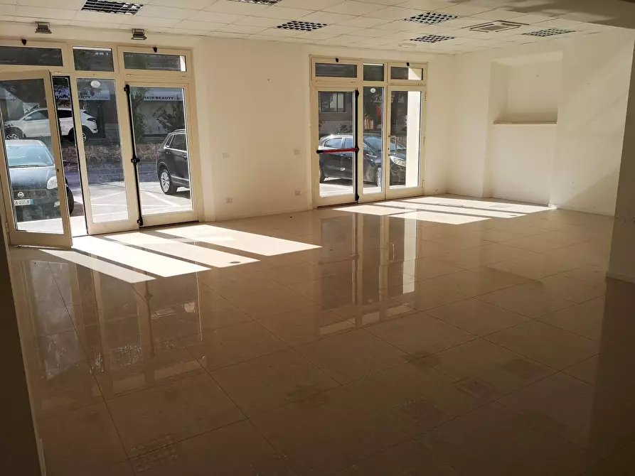 Immagine 2 di Locale commerciale in vendita  a Deruta