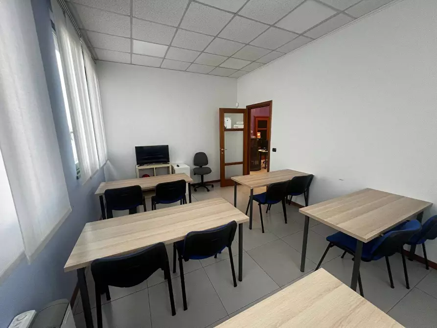 Immagine 4 di Locale commerciale in vendita  in Corso Primo Levi 23 a Rivoli