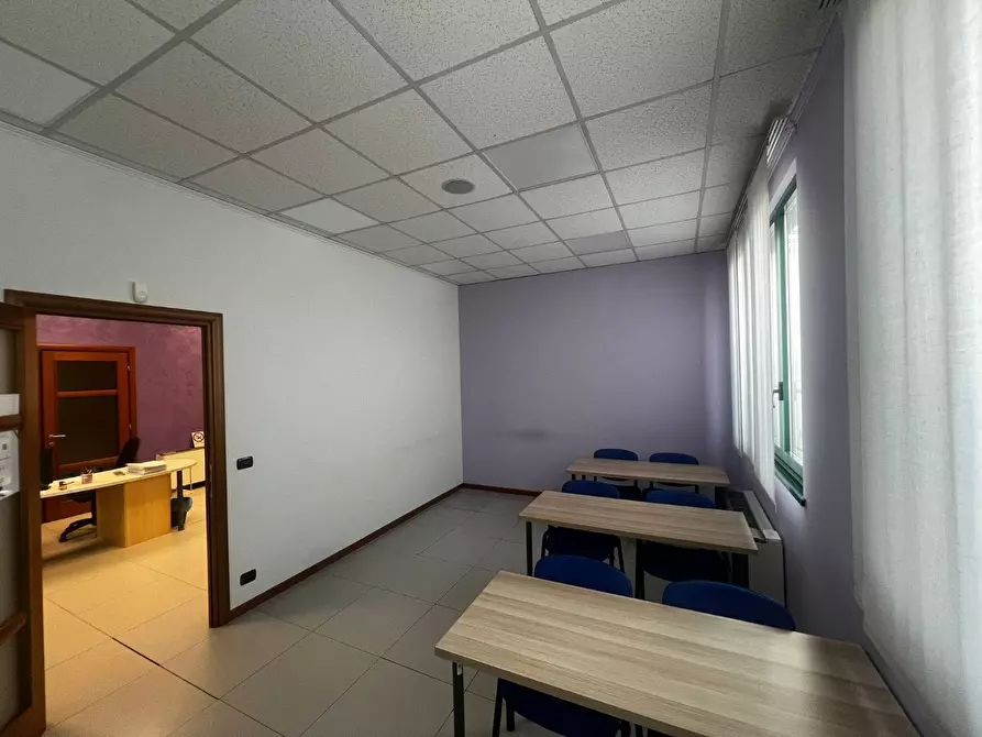 Immagine 6 di Locale commerciale in vendita  in Corso Primo Levi 23 a Rivoli