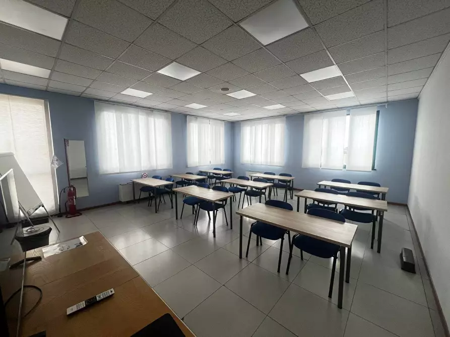 Immagine 11 di Locale commerciale in vendita  in Corso Primo Levi 23 a Rivoli