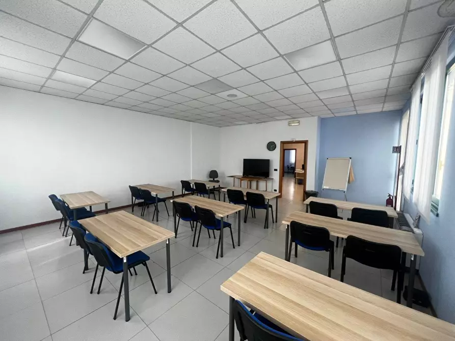 Immagine 13 di Locale commerciale in vendita  in Corso Primo Levi 23 a Rivoli