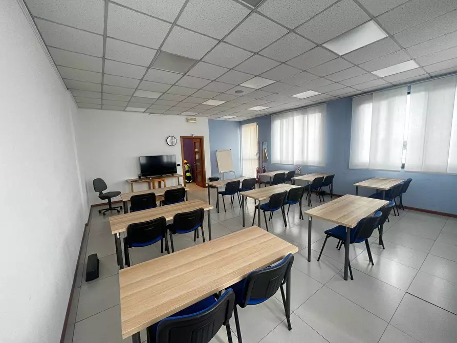 Immagine 14 di Locale commerciale in vendita  in Corso Primo Levi 23 a Rivoli