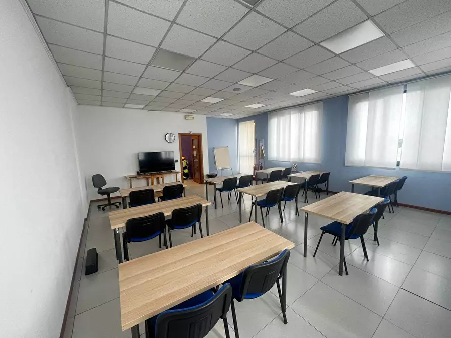 Immagine 15 di Locale commerciale in vendita  in Corso Primo Levi 23 a Rivoli