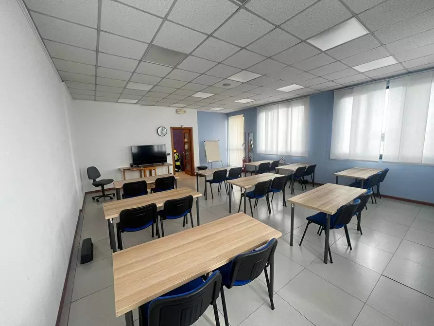 Immagine 18 di Locale commerciale in vendita  in Corso Primo Levi 23 a Rivoli