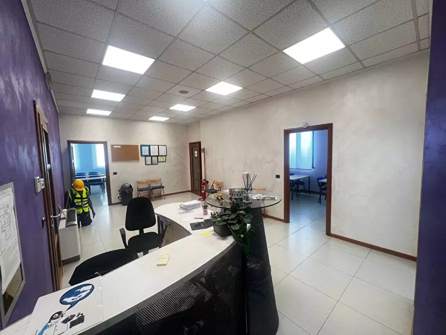 Immagine 21 di Locale commerciale in vendita  in Corso Primo Levi 23 a Rivoli