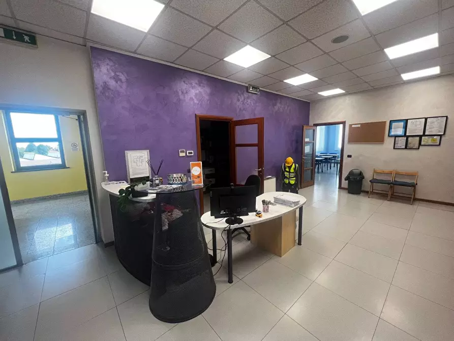 Immagine 25 di Locale commerciale in vendita  in Corso Primo Levi 23 a Rivoli