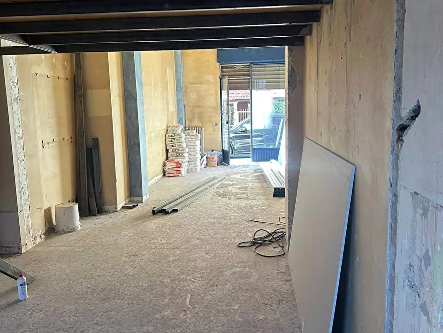 Immagine 11 di Locale commerciale in vendita  in Via Pietro Cossa 115 a Torino