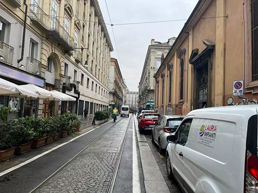 Immagine 10 di Locale commerciale in vendita  in Via Santa Chiara a Torino