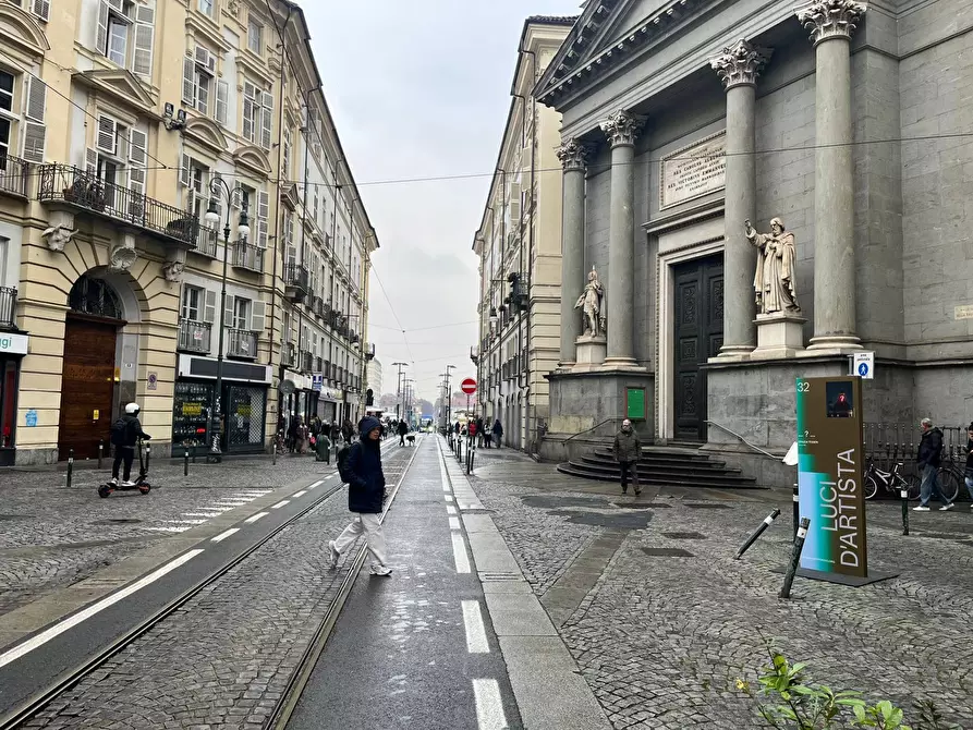 Immagine 19 di Locale commerciale in vendita  in Via Santa Chiara a Torino