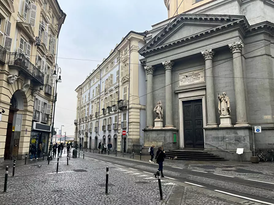 Immagine 23 di Locale commerciale in vendita  in Via Santa Chiara a Torino