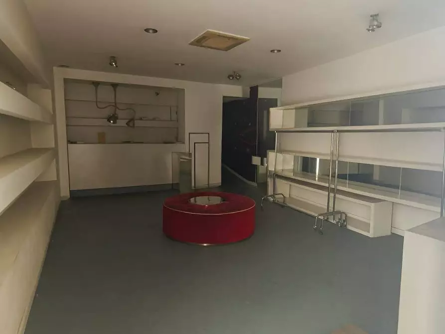 Immagine 5 di Locale commerciale in vendita  in Via San Martino 9 a Moncalieri