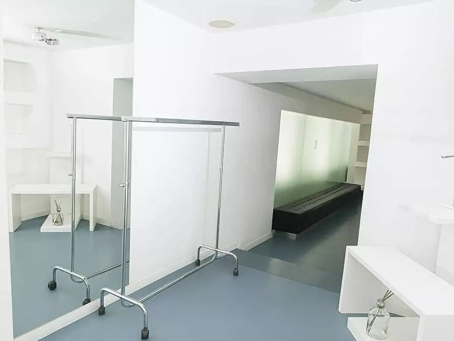 Immagine 11 di Locale commerciale in vendita  in Via San Martino 9 a Moncalieri