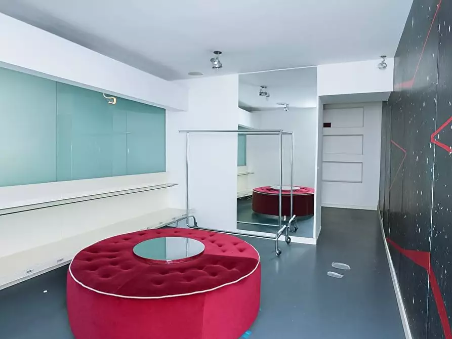 Immagine 10 di Locale commerciale in affitto  in via san martino 9 a Moncalieri