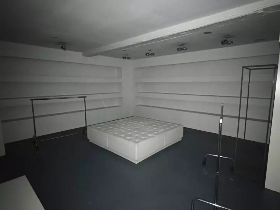 Immagine 34 di Locale commerciale in affitto  in via san martino 9 a Moncalieri