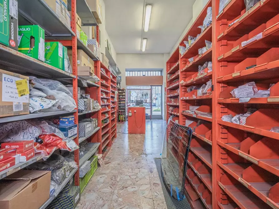 Immagine 2 di Locale commerciale in vendita  in Via Francesco De Sanctis 54 a Torino