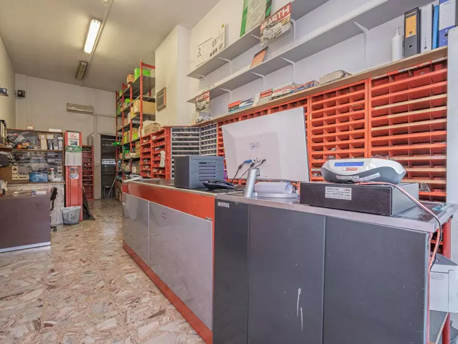 Immagine 12 di Locale commerciale in vendita  in Via Francesco De Sanctis 54 a Torino