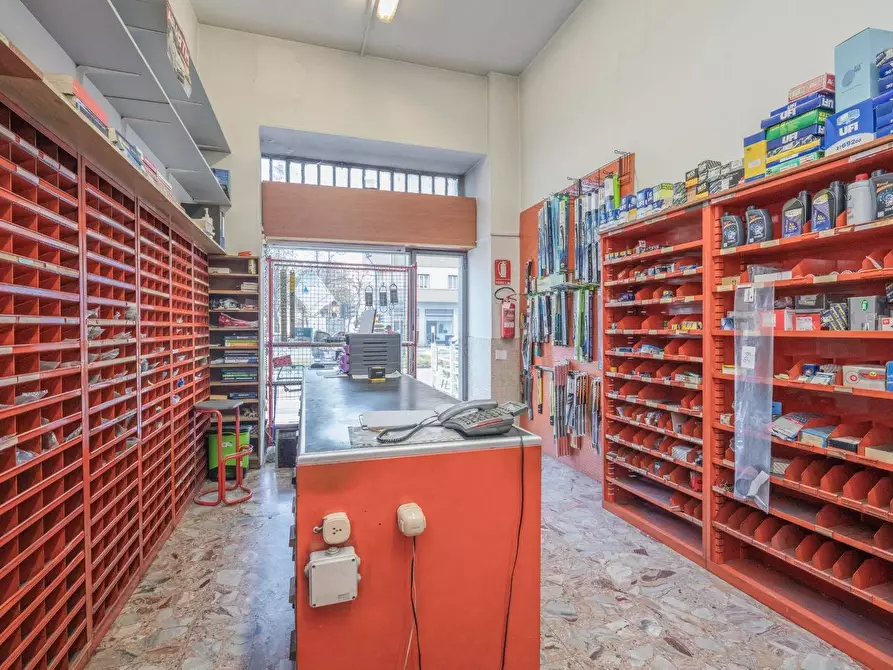 Immagine 3 di Locale commerciale in vendita  in Via Francesco De Sanctis 54 a Torino