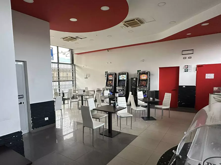 Immagine 2 di Attività commerciale in vendita  in Via Roma 54 a Trofarello