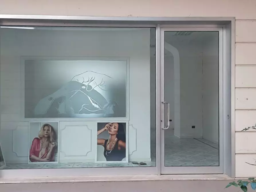 Immagine 1 di Locale commerciale in vendita  in località Pozzo Bianco zona asi 81025 a Marcianise