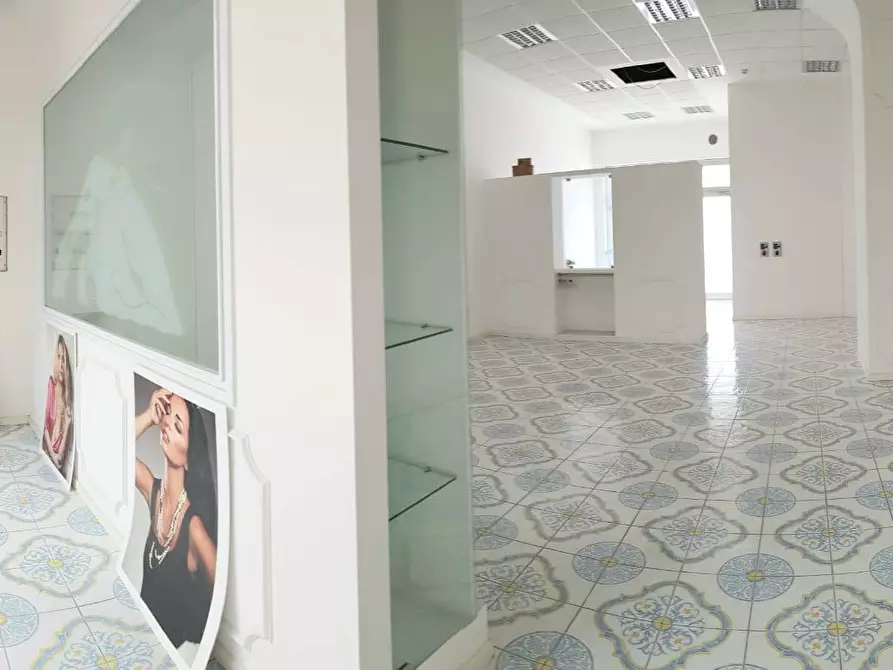 Immagine 3 di Locale commerciale in vendita  in località Pozzo Bianco zona asi 81025 a Marcianise