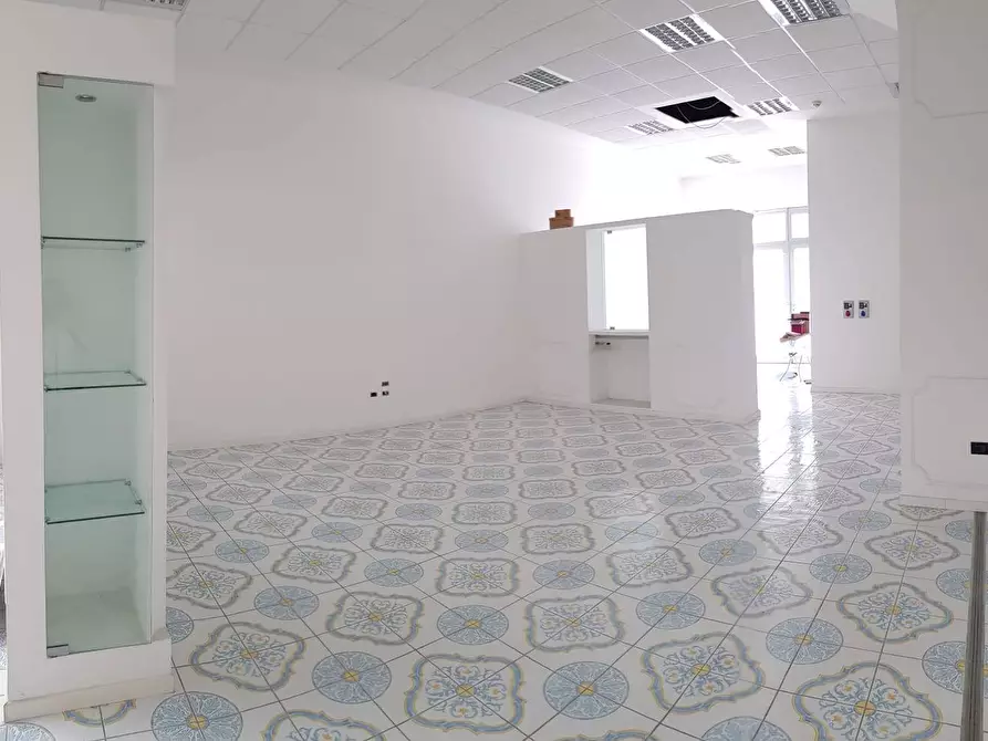 Immagine 5 di Locale commerciale in vendita  in località Pozzo Bianco zona asi 81025 a Marcianise