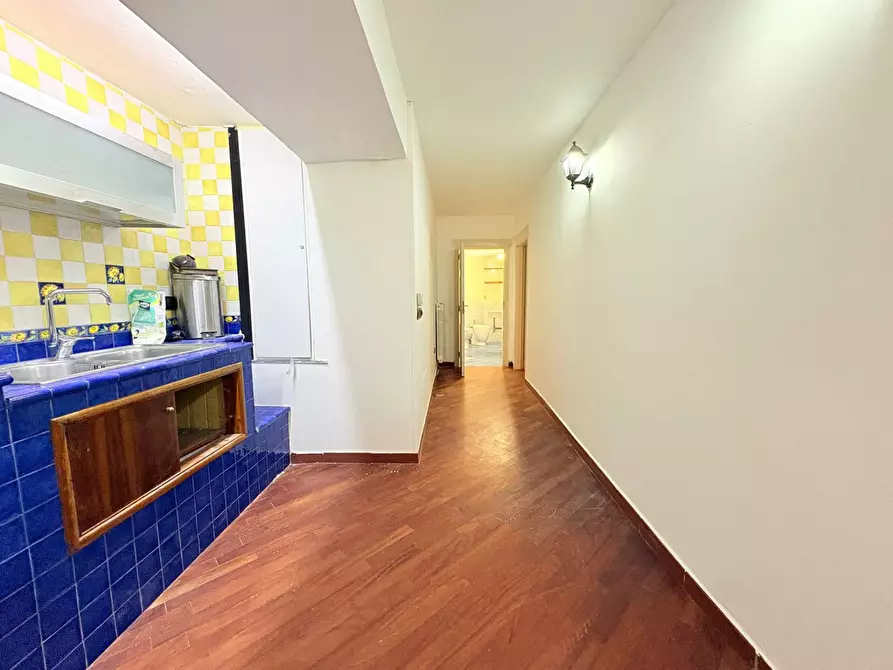 Immagine 7 di Appartamento in vendita  in Via Nunziatella a Napoli