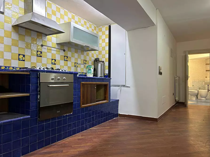 Immagine 8 di Appartamento in vendita  in Via Nunziatella a Napoli